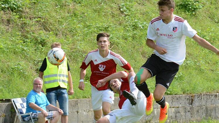 Ein Unruhestifter im durch und durch positiven Sinn ist Dominik Halbig (rechts, im Spiel gegen Memmelsdorf). Der Youngster ist technisch beschlagen, laufstark - und mit bislang fünf Treffern auch torgefährlich. Foto: ssp