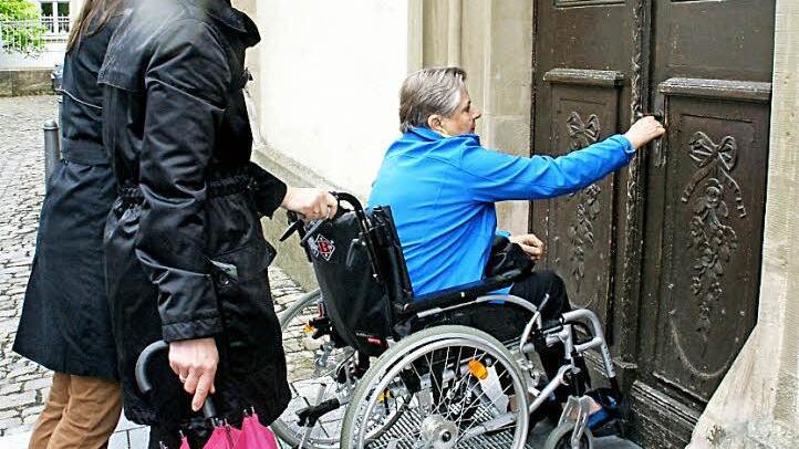 Beim Tag der Barrierefreiheit hatte die Vorsitzende des Seniorenbeirats Haßfurt, Eva-Maria Schwach, ausprobiert, wie man als Rollstuhlfahrer in der Kreisstadt Haßfurt zurecht kommt. Es gibt zwar schon viele Verbesserungen, aber noch einiges zu tun. Demnächst kommt der Bahnhof an die Reihe.  Foto: Sabine Weinbeer/Archiv