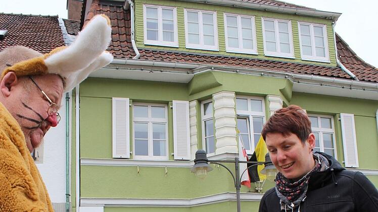 Merle ist ganz überrascht über die Überraschung des Osterhasens. Foto: Manja von Nida