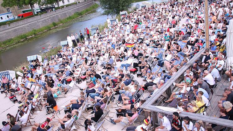 Der Stadtstrand war beim Public Viewing voll besetzt. Foto: Teresa Hirschberg