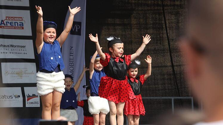 Impressionen vom Sonntagsprogramm auf der Showbühne. Foto: Barbara Herbst