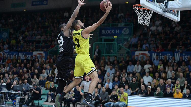 Kassius Robertson hat  Michael Cuffee   abgeschüttelt und ist kurz vor dem Korbleger. Foto: Peter Mularczyk