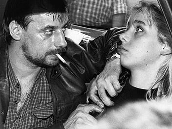 Geiselnehmer Dieter Degowski hält der 18-jährigen Silke Bischoff die Pistole an den Hals und plaudert gleichzeitig mit Journalisten -    die Medien waren  mit schuld am blutigen Ausgang des Banküberfalls, der 1988 als   Geiseldrama von Gladbeck bekannt wurde.   Journalisten folgten den Verbrechern auf der Flucht durchs halbe Land, verstört und sensationsgeil schaute die Nation zu. Das Ende: eine wilde Schießerei, drei Tote, darunter Silke Bischoff.   Danach wurde der Deutsche Pressecodex geän...