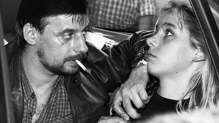 Geiselnehmer Dieter Degowski hält der 18-jährigen Silke Bischoff die Pistole an den Hals und plaudert gleichzeitig mit Journalisten -    die Medien waren  mit schuld am blutigen Ausgang des Banküberfalls, der 1988 als   Geiseldrama von Gladbeck bekannt wurde.   Journalisten folgten den Verbrechern auf der Flucht durchs halbe Land, verstört und sensationsgeil schaute die Nation zu. Das Ende: eine wilde Schießerei, drei Tote, darunter Silke Bischoff.   Danach wurde der Deutsche Pressecodex geän...