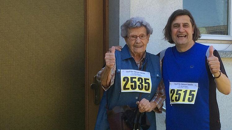 Die 92-jährige Rosemarie Mohnkorn absolvierte - begleitet von ihrem Sohn Michael - per Nordic-Walking einen Kilometer. Foto: Mario Deller