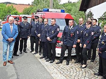 Pfarrer Christian Schmidt (links) stellte das Feuerwehrauto unter den Segen Gottes; mit im Bild (nach rechts) Bürgermeister Günther Hübner, Kreisbrandmeister Wolfgang Kunert, Kreisbrandinspektor Fritz Weinlein und Kreisbrandrat Stefan Härtlein.