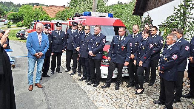 Pfarrer Christian Schmidt (links) stellte das Feuerwehrauto unter den Segen Gottes; mit im Bild (nach rechts) Bürgermeister Günther Hübner, Kreisbrandmeister Wolfgang Kunert, Kreisbrandinspektor Fritz Weinlein und Kreisbrandrat Stefan Härtlein.