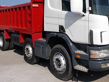 Kreis Schweinfurt: Lastwagen überrollt Frau auf Firmengelände - Polizei lobt vortreffliche Erste Hilfe eines Mitarbeiters Spedition, Transport- und Logistikunternehmen, Fuhrpark, Lkw, Lastwagen