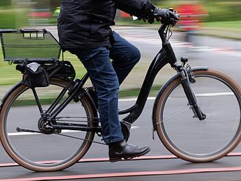 Kulmbach: Auto kracht mit Radfahrer zusammen - Verursacherin haut ab