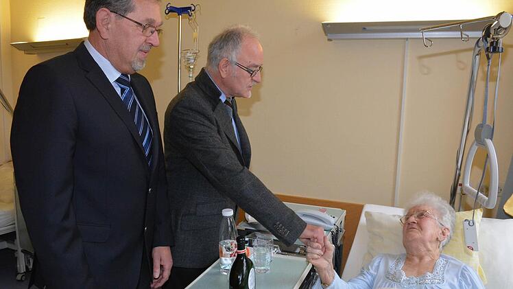 Patientin Rita Frey aus Burgpreppach freut sich über ihren Hausarzt Dr. Alfred Hahn und Zweiten Bürgermeister Helmut Schwappach (von rechts). Foto: gsch
