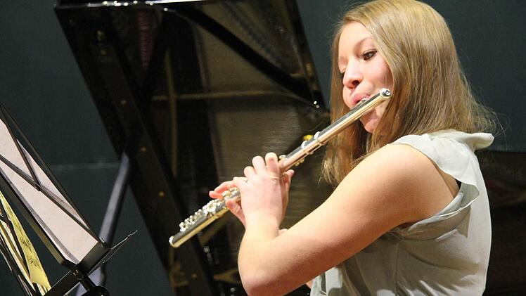 Sophie Düreth entführte die Zuhörer mit ihrer Querflöte in eine andere musikalische Welt. Johannes Düreth begleitete sie am Klavier .   Foto: Sonja Adam