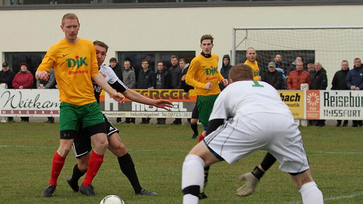 Die Bamberger schirmen den Sander Andre Karmann (2. Von links) geschickt ab, so das der Ball eine sichere Beute von Don Bosco-Keeper Matthias Kühhorn wird.