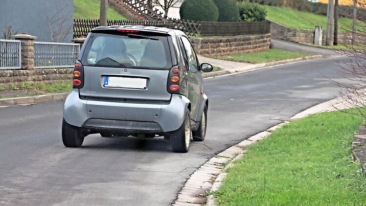 Der Smart parkt nicht äußerst rechts, wie es vorgeschrieben ist.