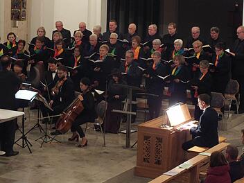 Zum Jubiläumskonzert hatte der Chor instrumentale Unterstützung. Foto: Manfred Welker