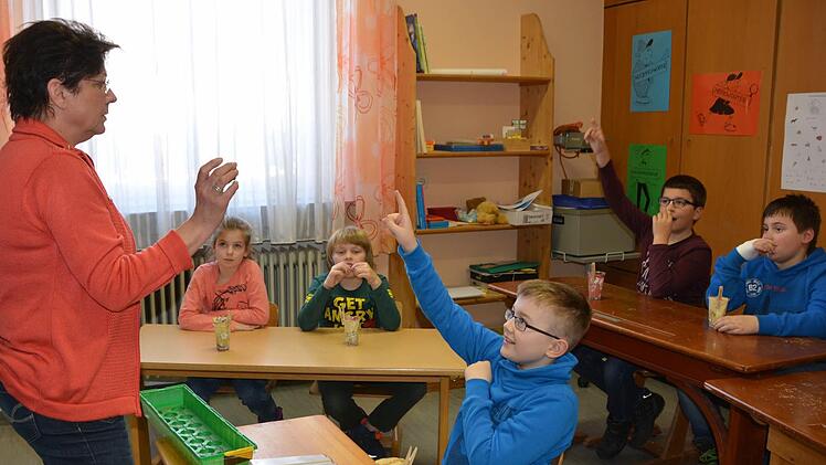 Der Garten-Unterricht bei Ellen Domann macht den Kindern Spaß. Foto: Dagmar Besand