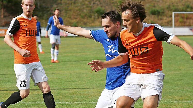 Der Einsatz stimmte am Samstag: Silvio Jungkunz (orangen farbenes Trikot) stemmt sich gegen den zweifachen Frohnlacher Torschützen Lukas Flaum. Dennoch unterlag der ASV mit 1:6 und will jetzt gegen die SpVgg Ebing die ersten drei Punkte in dieser Saison einfahren.  Foto: Heinrich Weiß