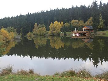 Der Freizeitsee in Windheim soll besser an die Versorgung angeschlossen werden. Foto: Veronika Schadeck