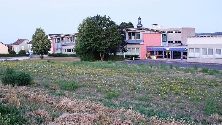 Das Grundstück oberhalb der Schule hat die Gemeinde vom Schulverband erworben. Hier soll der Neubau für fünf Gruppen entstehen. Foto: Seeger