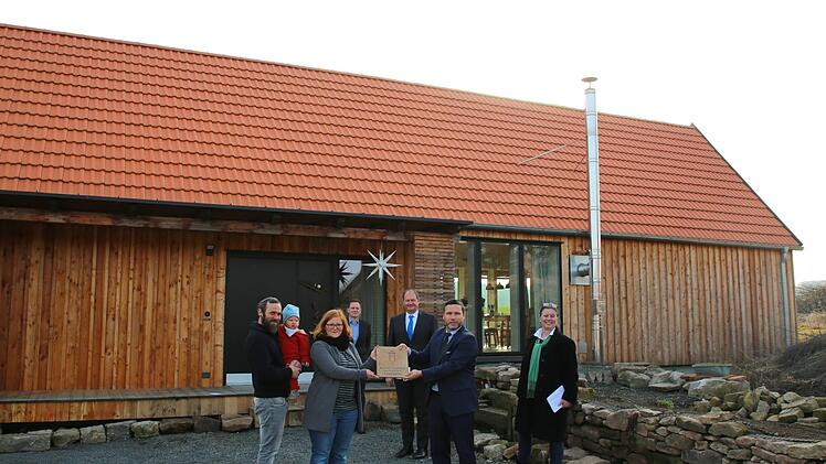 Preisverleihung am prämierten Anwesen Rudelsdorf 26 (von links): Jürgen und Mirka Schröder mit Tochter Alma, Tobias Ehrlicher, Hans-Joachim Autsch, Martin Finzel und Christine Bardin Foto: Bettina Knauth