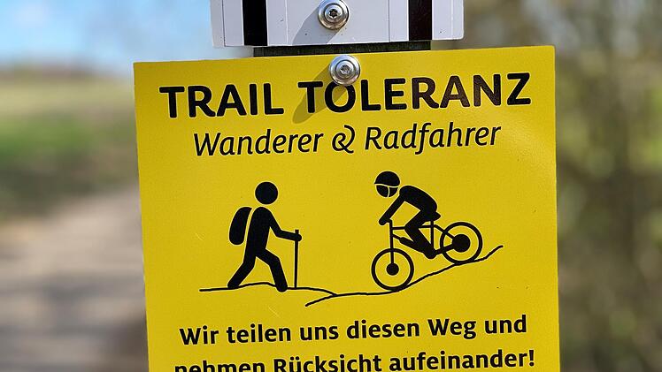 In anderen Regionen wie  am Staffelberg wird mit Schildern für Toleranz zwischen Wanderern und Mountainbikern geworben.  Foto: Jürgen Gärtner