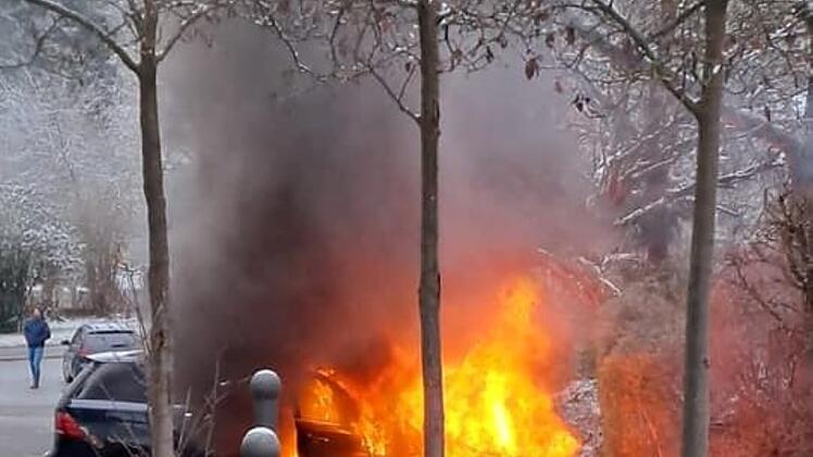 Hersbruck: Auto steht in Flammen - Feuerwehr rückt mit 20 Einsatzkräften an