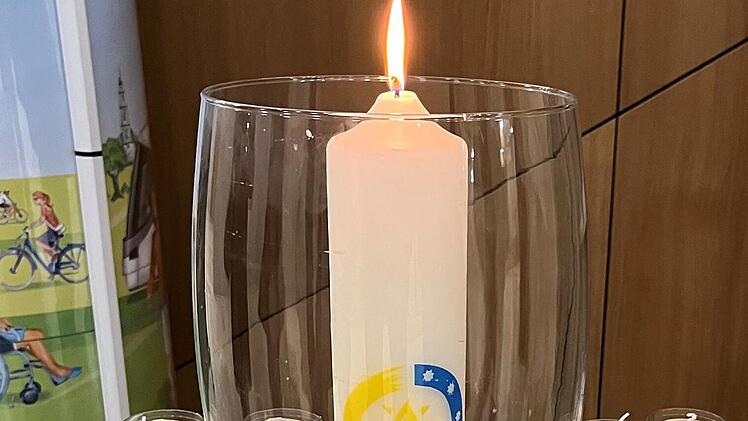 Das Friedenslicht leuchtet im Rathaus.