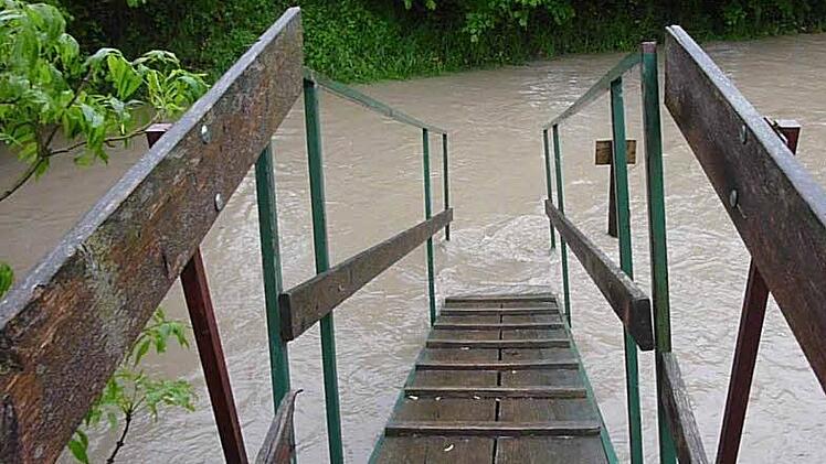 Ein Bild vom Hochwasser an der unteren Walkmühle, Rothenburg ob der Tauber. Foto: Uwe Schubert