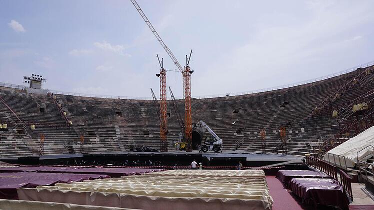 Im Amphitheater von Verona laufen die Aufbauarbeiten.