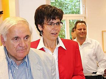 Die erste Prognose löste Erleichterung und Enttäuschung zugleich aus, wie die Gesichter von Susann Biedefeld und ihrem Mann Otto Schuhmann zeigen: Einerseits konnte die SPD zulegen, andererseits hat die CSU wieder die absolute Mehrheit.  Foto: Simone Bastian