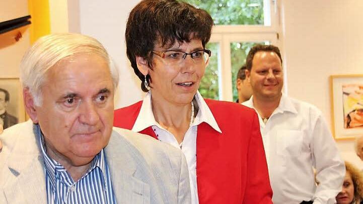 Die erste Prognose löste Erleichterung und Enttäuschung zugleich aus, wie die Gesichter von Susann Biedefeld und ihrem Mann Otto Schuhmann zeigen: Einerseits konnte die SPD zulegen, andererseits hat die CSU wieder die absolute Mehrheit.  Foto: Simone Bastian