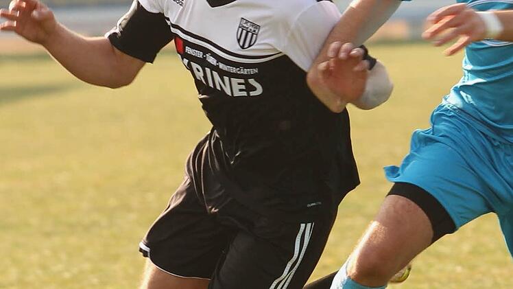 Im packenden Kampf um den Ball der Sander Andre Karmann (links) mit seinem Kleinrinderfelder Kontrahenten. Foto: Günther Geiling