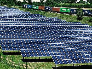 Dem Kulmbacher Rechtsanwalt wird vorgeworfen, gutgläubigen Investoren Geld für italienische und rumänische Solarparks aus der Tasche gezogen zu haben. Doch statt in Sonnenenergie zu investieren, soll der Angeklagte das Geld - es geht um mehr als eine Million Euro - anderweitig ausgegeben haben.  Foto: Archiv