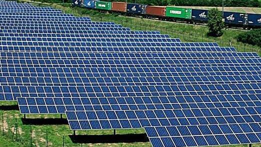 Dem Kulmbacher Rechtsanwalt wird vorgeworfen, gutgläubigen Investoren Geld für italienische und rumänische Solarparks aus der Tasche gezogen zu haben. Doch statt in Sonnenenergie zu investieren, soll der Angeklagte das Geld - es geht um mehr als eine Million Euro - anderweitig ausgegeben haben.  Foto: Archiv