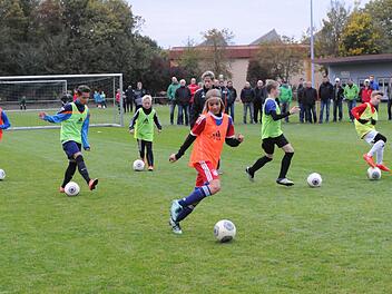 Ein Trainer (Marcel Klug), viele Stützpunkt-Talente und noch mehr interessierte Beobachter beim Demo-Training in Münnerstadt. Foto: ssp
