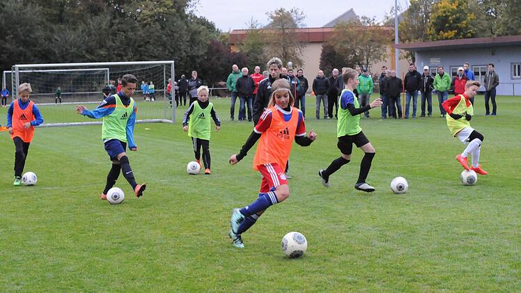 Ein Trainer (Marcel Klug), viele Stützpunkt-Talente und noch mehr interessierte Beobachter beim Demo-Training in Münnerstadt. Foto: ssp