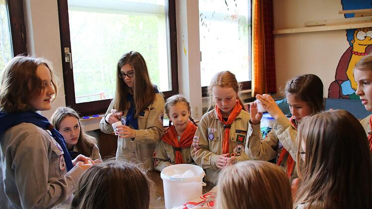 Festvorbereitungen: Für die Stationsspiele erstellen die Pfadfinderinnen Wattebällchen zum Feuerentfachen. Foto: Heike Beudert