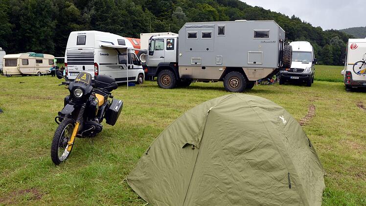 Abenteurer und Weltenbummler haben sich beim Globetrotter-Treffen vom feuchten Wetter nicht die Stimmung vermiesen lassen. Ein Ländersammler liest aus seinem neuen Buch. Foto: Peter Rauch