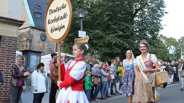 Korbstadtkönigin Maria I. beim Einzug; dahinter zu sehen ihre Vorgängerin Carolin.Popp