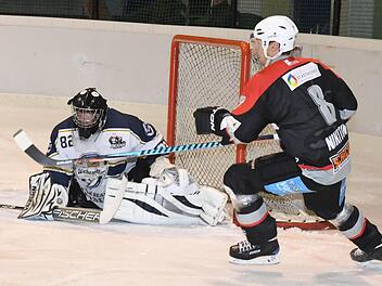 Lieferten sich ein Duell der besonderen Art: Freisings Goalie Manuel Hanisch und Kissingens Roman Nikitin.Hopf