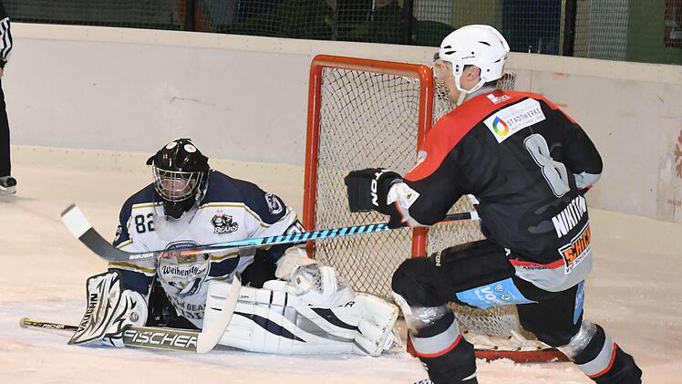 Lieferten sich ein Duell der besonderen Art: Freisings Goalie Manuel Hanisch und Kissingens Roman Nikitin.Hopf