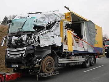 Im Landkreis Hof kam es in der Nacht zu einem schweren Unfall. Ein Lkw-Fahrer krachte mit seinem Fahrzeug auf einen entgegenkommenden Lkw. Foto: News5/Fricke