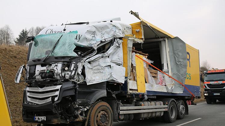 Im Landkreis Hof kam es in der Nacht zu einem schweren Unfall. Ein Lkw-Fahrer krachte mit seinem Fahrzeug auf einen entgegenkommenden Lkw. Foto: News5/Fricke