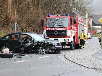 Nur noch Schrott  war die Limousine, nachdem sie in einen Laster gekracht war. Foto: Katharina Müller-Sanke