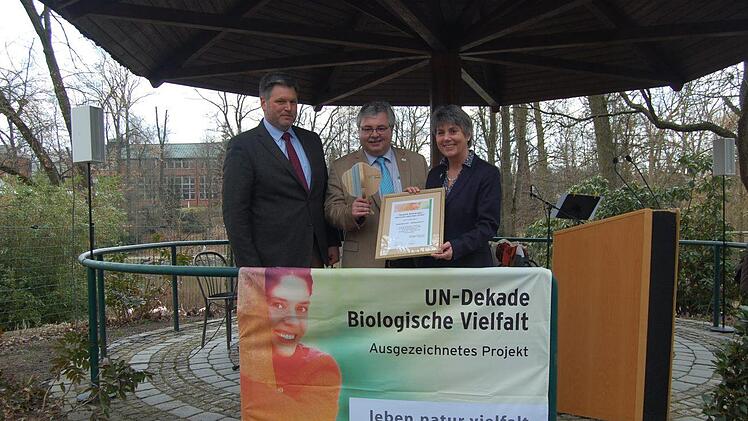 Die Begeisterung &uuml;ber die Auszeichnung war gro&szlig;: (von links) Johannes Ehrenfeldner, Robert Pfeifer (Leiter des Stadtgartenamtes Bayreuth) und Oberb&uuml;rgermeisterin Brigitte Merk-Erbe.Foto: Pressestelle Stadt Bayreuth