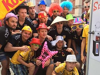 Das etwas andere Mannschaftsfoto: Zusammen mit Fans posierten die HSC-Spieler vor der Fotobox - lustige Hüte inklusive. Foto: Uli Kuttner