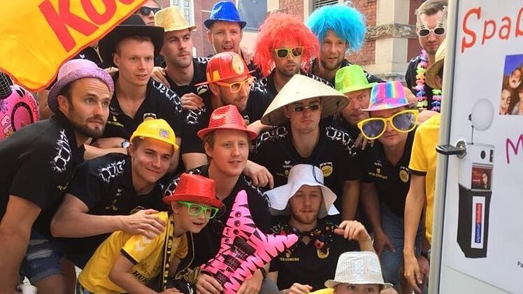 Das etwas andere Mannschaftsfoto: Zusammen mit Fans posierten die HSC-Spieler vor der Fotobox - lustige Hüte inklusive. Foto: Uli Kuttner