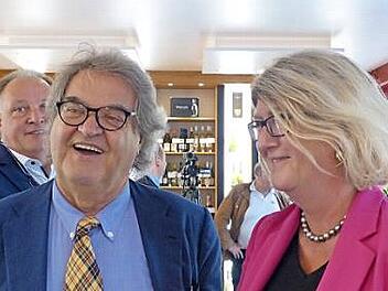Helmut Markwort besuchte die Herzogenauracher Bundestagsabgeordnete Britta Dassler in ihrer Vinothek. Foto: Pauline Lindner