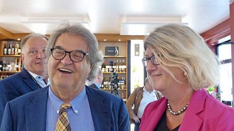 Helmut Markwort besuchte die Herzogenauracher Bundestagsabgeordnete Britta Dassler in ihrer Vinothek. Foto: Pauline Lindner