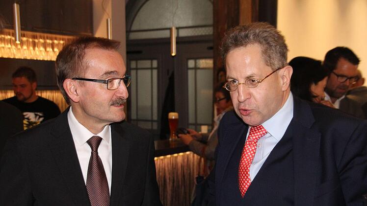 Hans-Georg Maaßen (rechts) im Gespräch mit dem Coburger CSU-Stadtrat Hans-Herbert Hartan.Oliver Schmidt