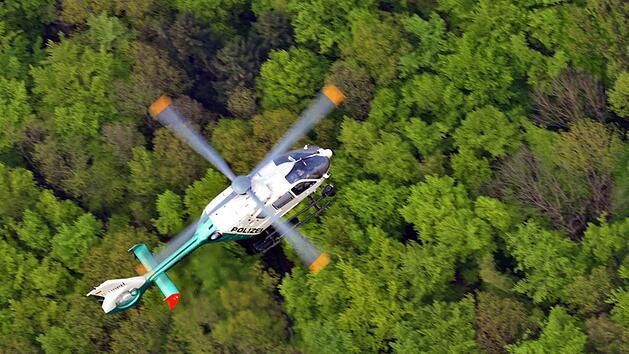 Nachdem eine Mutter und ihre Tochter vor zwei Wochen verschwunden sind, sucht nun die Polizei in einem Waldstück nach den Leichen. Foto:Ronald Rinklef